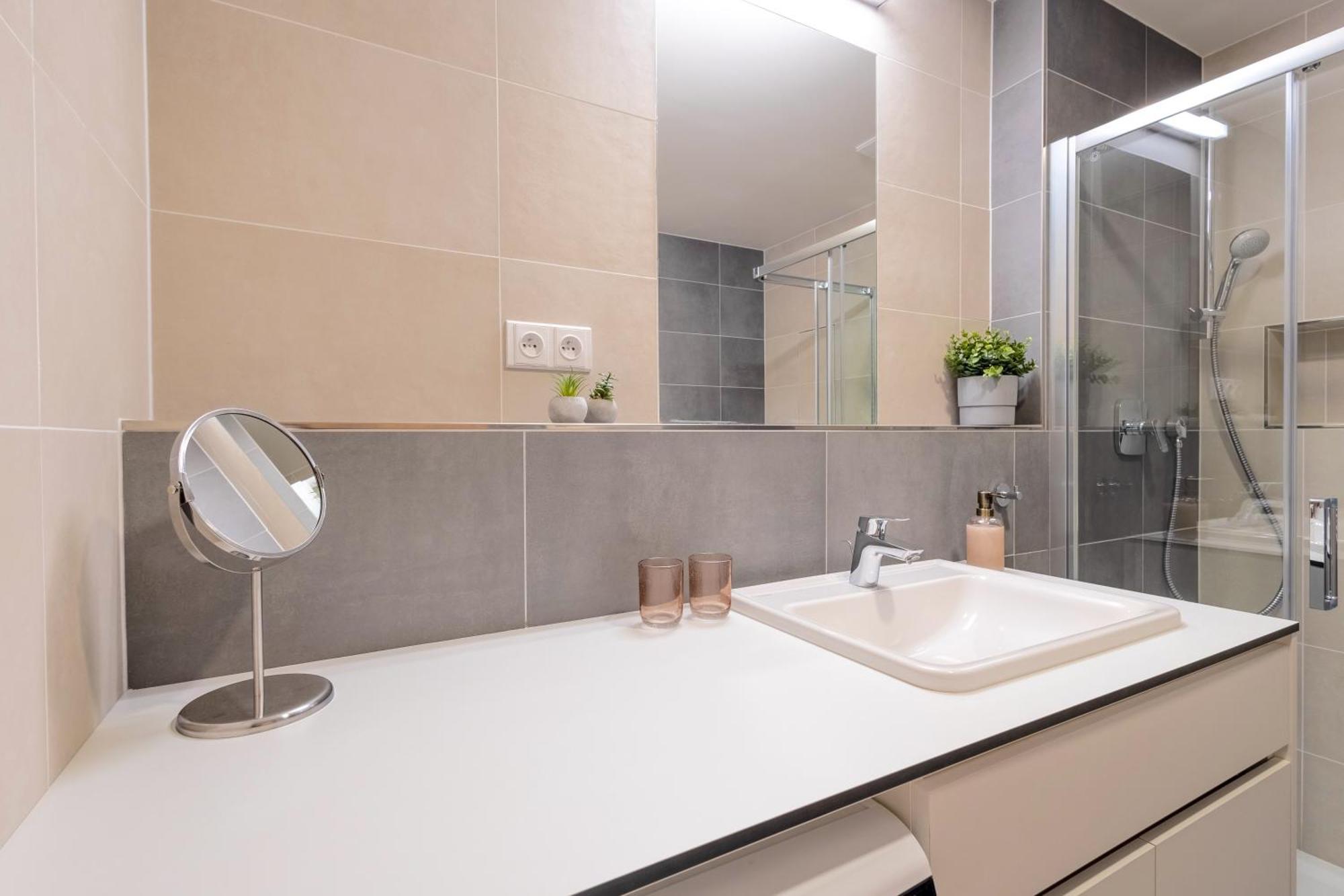 Bright 2Br - 7Th Floor, Balcony, Free Parking By Gravity Prague 아파트 외부 사진